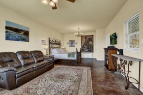 Stunning Cottage with Hot Tub 2 Min to Wineries